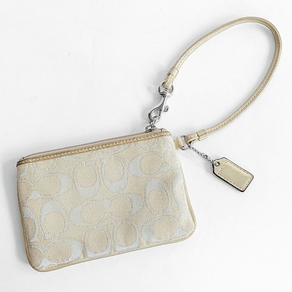 NWOT Coach Beige/Cream Signature With Gold Leather Trim Wristlet - Picture 4 of 8